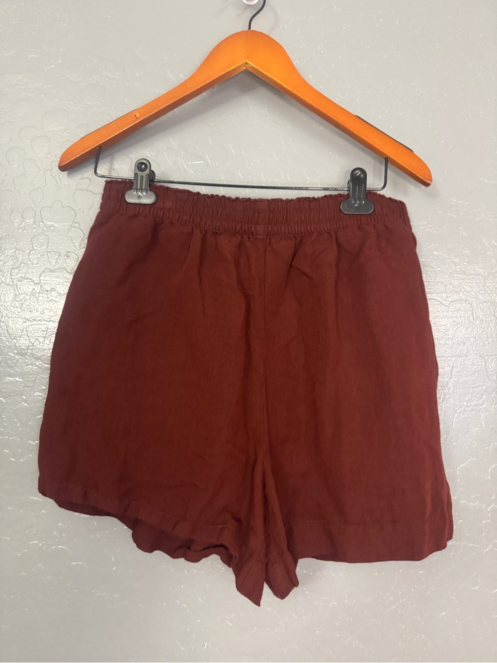 H&M High-Waist Elastic Linen-Blend Shorts in Rust